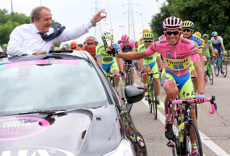 Il brindisi con il direttore del Giro, Mauro Vegni. Ansa